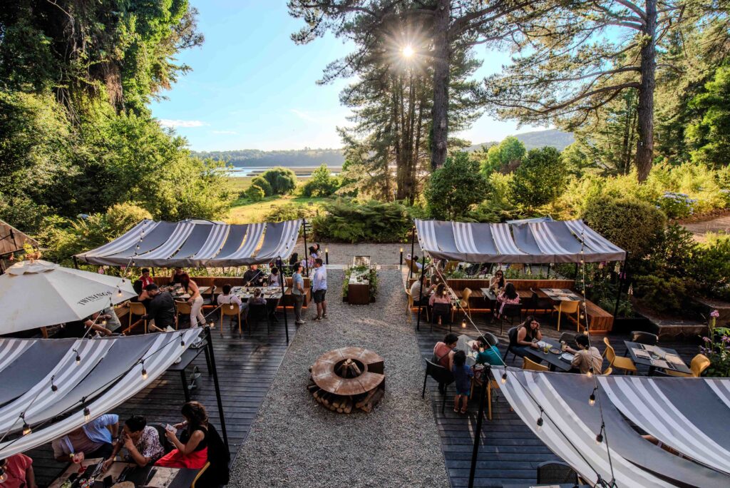 Terraza de Botánica con vista al Río Cruces