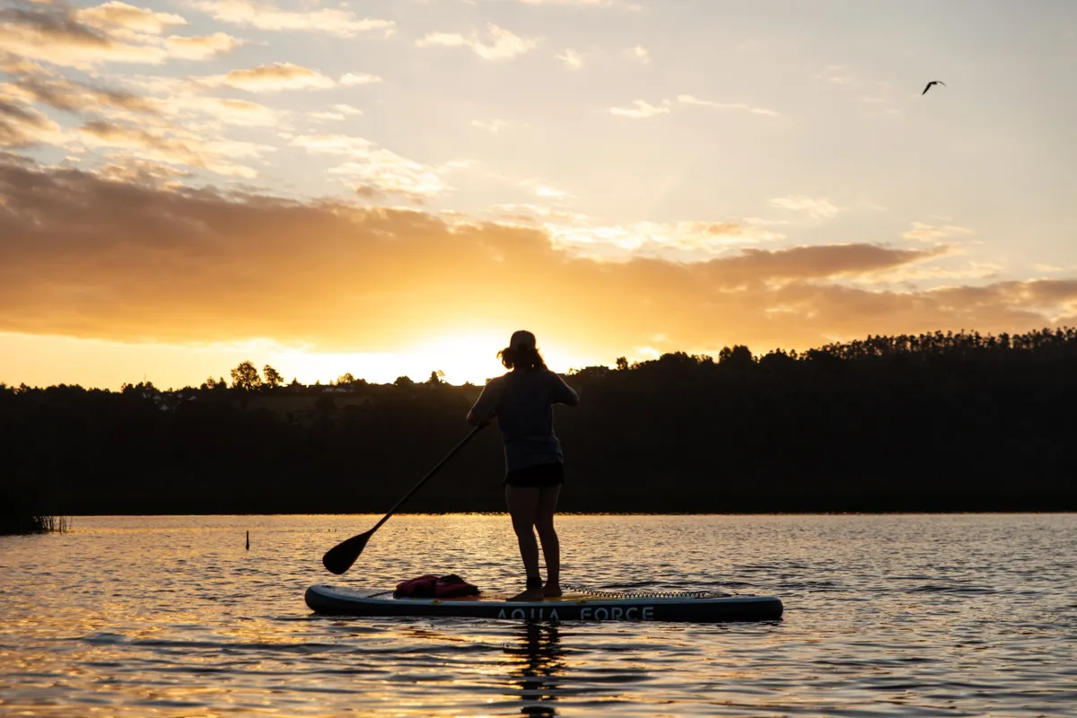 SUP en el Humedal Río Cruces frente al hotel boutique de naturaleza Puerta del Sur