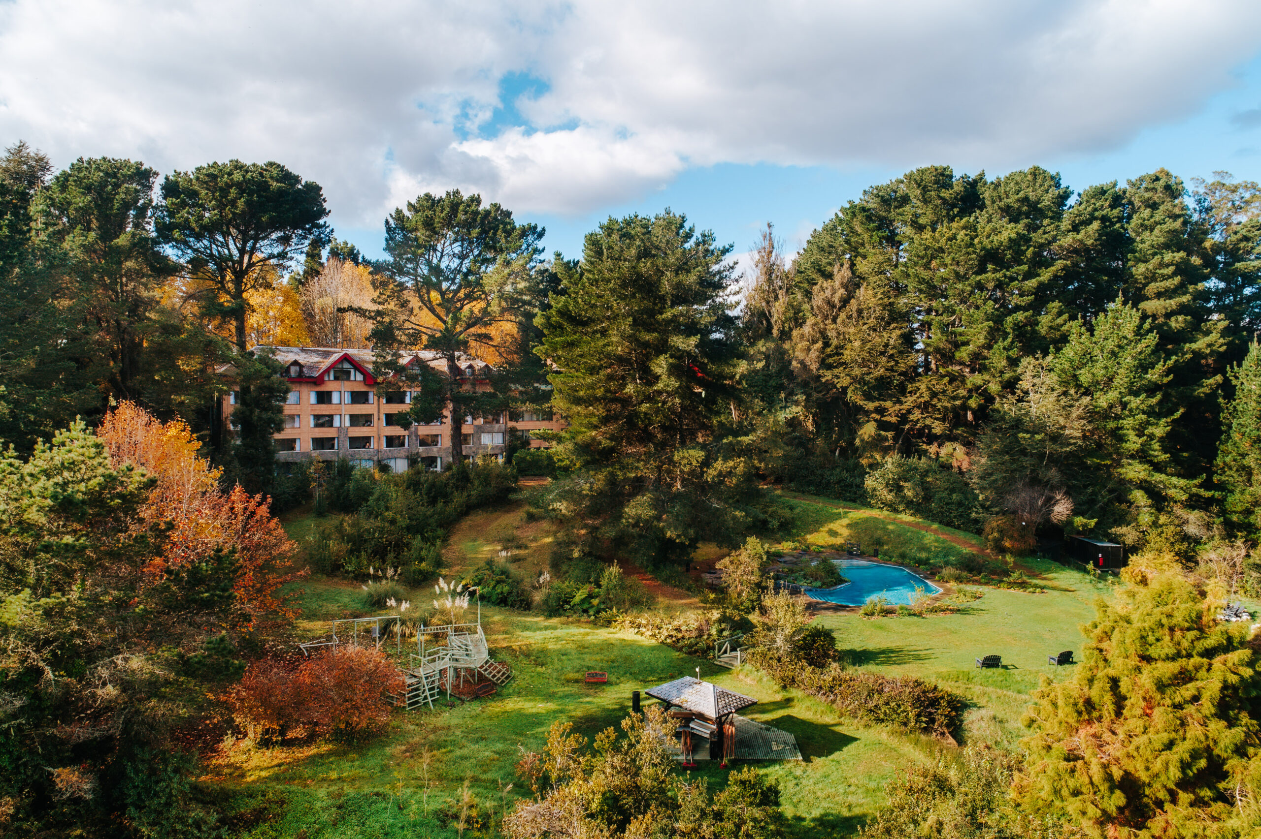 Vista aérea de Puerta del Sur, hotel boutique de naturaleza frente al Humedal Río Cruces en Valdivia