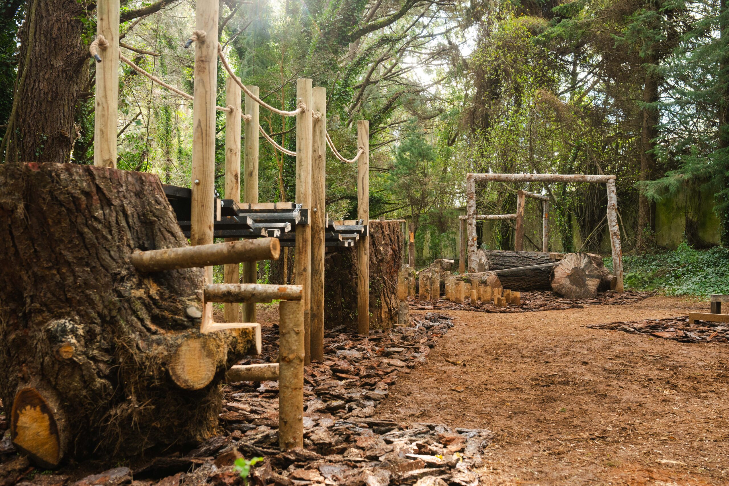 Detalle de una estación de desafío del Sendero del Explorador, construida con troncos reciclados del bosque